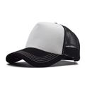 Dettaglio del cappello trucker bianco e nero con cuciture a contrasto sulla visiera - Regolabile / Nero e Bianco