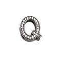 Makroaufnahme von kugelgestrahltem Q-Anhänger mit weißen Zirkonia-Steinen für Armbänder - Gunmetal Buchstabe Q
