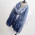 Detail of blue and white floral porcelain print scarf with elegant tassel decorative fringe - Blue and White Porcelain (1137)
