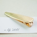 Elegante molletta per capelli in metallo dorato con finitura opaca spazzolata e clip - Piccola Goccia d'Acqua (3537)