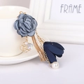 Portachiavi a rosa in tessuto grigio-blu con catene dorate, perle e nappe blu - Blu