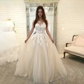 Elegantes weißes Hochzeitskleid mit Spitzenstickerei, ärmellos und voluminösem Tüllrock aus Mesh - S / Weiß