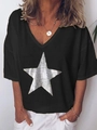 Detail van zilveren sterrenprint op zwart dames-T-shirt met V-hals en korte mouwen - S / Tops / Zwart