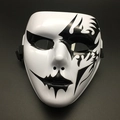 Macro-opname van een wit Halloween-volgelaatsmasker met zwarte tribale vlammen en banden - Grim Reaper Stijl Zwart