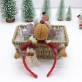 Diadema navideña de reno con bufanda roja en una cesta para decoración de fiestas - Alce / Marrón