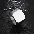 Vista macro de anillo de sello cuadrado de acero inoxidable pulido para hombre sobre gotas - US 7 / Color Acero