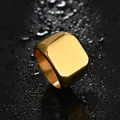 Vista macro de un anillo de sello en acero inoxidable dorado pulido sobre fondo negro húmedo - US 8 / Dorado