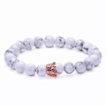 Pulsera de cuentas de turquesa blanca con dije de corona oro rosa para parejas y unisex - Turquesa Blanca Natural