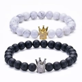 Pulseras de pareja de 8mm en turquesa blanca y piedra mate con dije de corona - Juego de Dos Piezas para Parejas (WB0219)