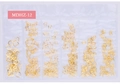 Makro-Detail von 6-Raster-Box mit goldenen Metall-Nagelkunst-Studs in Himmelsformen - Herz Schleife Stil (MDHZ-12)