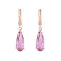 Dettaglio degli orecchini con zircone rosa a goccia e ganci in oro rosa lucido - Rosa