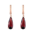 Vista de detalle de pendientes de gota en oro rosa con piedras preciosas rojas talladas - Rojo