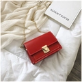 Sac bandoulière rouge avec surpiqûres blanches et fermoir doré sur fond de tissu blanc - Rouge