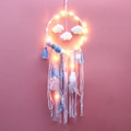 Détail du capteur de rêves mural avec nuages, pompons colorés et lumières LED chaudes - Style Nuage avec Lumières / Avec Lumière LED