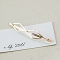 Elegante fermaglio per capelli dorato geometrico con rombi su una carta di supporto - Rombo (3525)