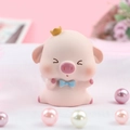 Figurine de cochon rose avec couronne dorée et nœud bleu pour gâteaux et voitures - Style Debout Plissant les Yeux C