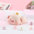 Figurine de cochon rose mignon avec couronne dorée et ailes pour décoration de gâteau - Style Couché Plissant les Yeux A