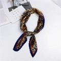 Foulard plissé carré en soie avec motif abstrait vintage bleu marine et doré - Style 38 Plissé Léopard Polygone Marine