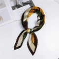 Foulard plissé en soie avec blocs de couleurs vert, jaune et marron noué avec élégance - Style 32 Plissé Carré Géométrique Orange