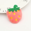 Accessoire en tissu fraise rose en peluche avec feuilles vertes et détails de graines brodées - Fraise