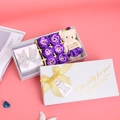 Lila Seifenrosen-Geschenkbox mit Teddybär und silbernem Glitzer-Schmuckkästchen - Lila Set (Inklusive 6 Blumen + Teddybär + Schmuckschatulle)