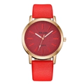 Gros plan du cadran rouge mat et du boîtier doré sur un bracelet en cuir minimaliste - Rouge