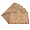 Dettaglio taglio laser floreale su inviti di nozze in carta kraft marrone scuro - Solo Copertina Singola / Oro Champagne
