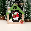 Weihnachtsanhänger Holzhaus mit grünem Dach und Schneemannmotiv an einer Kordel - Schneemann