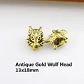 Makroaufnahme von 13x18mm Wolfskopf-Perlen aus antikem Gold für DIY-Schmuckherstellung - Antik-Gold Wolfskopf