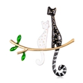 Süße Emaille-Brosche mit schwarz-weißen Katzen auf goldenem Zweig und grünen Blättern - Schwarz-weiße Katze auf dem Ast(D078-A)