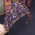 Dettaglio di tiara barocca di lusso con cristalli viola e fiori in bronzo vintage - Rame rosso antico con strass viola