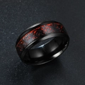 Vista macro de anillo para hombre en acero negro con detalle de dragón rojo celta - Talla 7 / Base roja motivo negro