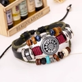 Macro-opname van meerlaagse leren armband met zonnebloemhanger en gekleurde houten kralen - Zonnebloem Retro Stijl / Bruin Gemengd