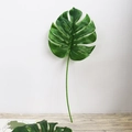 Künstliches Monstera-Blatt in Dunkelgrün mit realistischer Textur für die Deko - 80cm Großes Monstera-Blatt