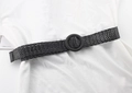 Dettaglio di cintura intrecciata nera con fibbia rotonda su una camicia bianca pura - Nero