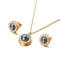 Conjunto elegante de collar y pendientes dorados con perlas iridiscentes y circonitas - Perla Irisada (KS115023-Z)