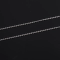 Collar de cadena de plata de acero de titanio 18k de alta calidad en fondo negro - 1.5mmx75cm / Color Acero