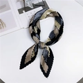 Foulard plissé aux rayures géométriques noir et champagne, noué en forme d'anneau - Style 31 Plissé Carré Géométrique Marine