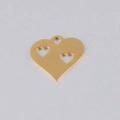 Dettaglio del ciondolo a cuore in acciaio inossidabile dorato con tre piccoli cuori traforati - 23x21mm / Oro