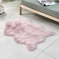 Rosafarbener Kunstfellteppich in unregelmäßiger Form auf weißen Fliesen neben Sofa - 40*60cm / Unregelmäßig Rosa