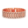 Nahaufnahme der roségoldenen Hip-Hop-Gliederkette mit glitzernden Kristallen besetzt - Roségold