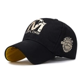 Schwarze Baseballkappe mit M-Stickerei und gelber Schirmunterseite für die Freizeit - Verstellbar / Schwarz Goldene Stickerei
