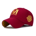 Casquette de baseball bordeaux en coton avec visière jaune et broderie M - Réglable / Bordeaux