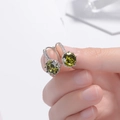 Orecchini a cerchio in argento con gemme verde oliva e dettagli in zircone bianco - verde oliva