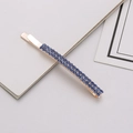 Dettaglio del fermaglio in oro rosa con tre file di strass blu navy incastonati - Celeste