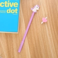 Simpatica penna gel unicorno viola con topper 3D a forma di pony su sfondo legno - 0.5mm / Viola