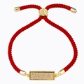 Makrodetail eines roten geflochtenen Armbands mit goldenem rechteckigem Steineinsatz - Rotes Seil Gold