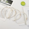 Trois serre-têtes élégants pour filles avec perles et strass sur fond blanc - Style de grandes perles blanches avec strass