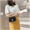Petit sac carré noir en similicuir avec bandoulière en chaîne dorée et fermoir en métal - Noir