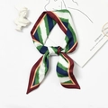 Elegante veelkleurige gestreepte zijden sjaal geknoopt met groene en blauwe patronen - Driekleurige diagonale strepen Donkerrood rand